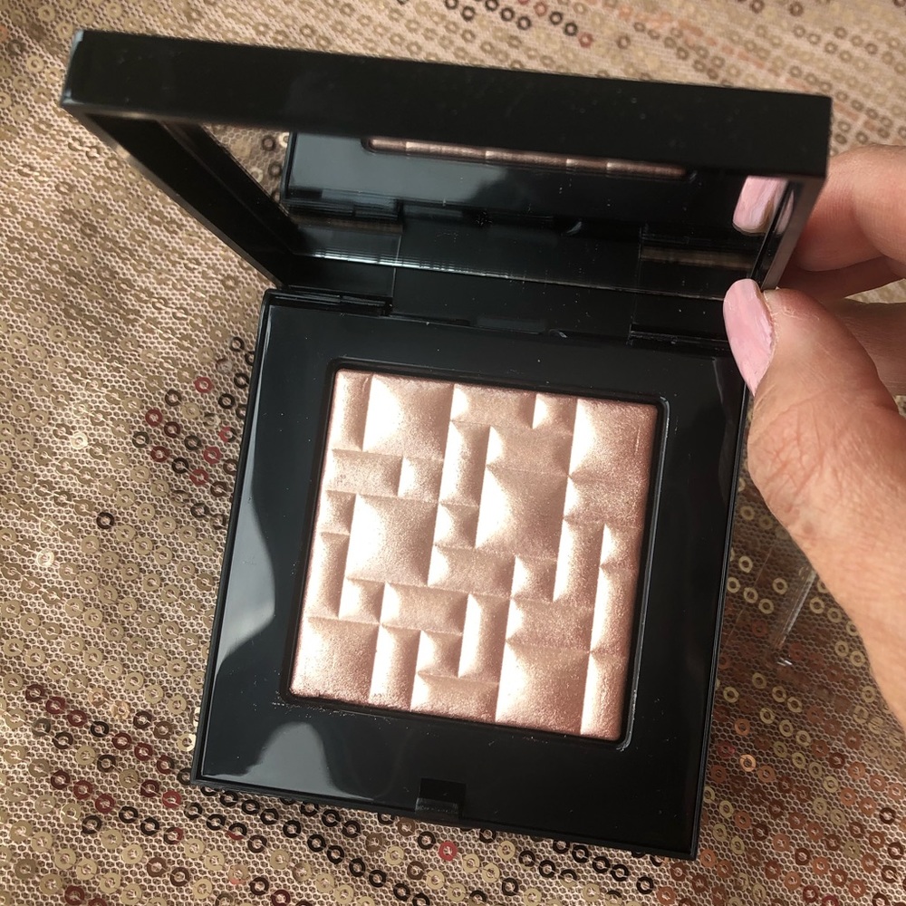 Bobbi Brown highlighting powder